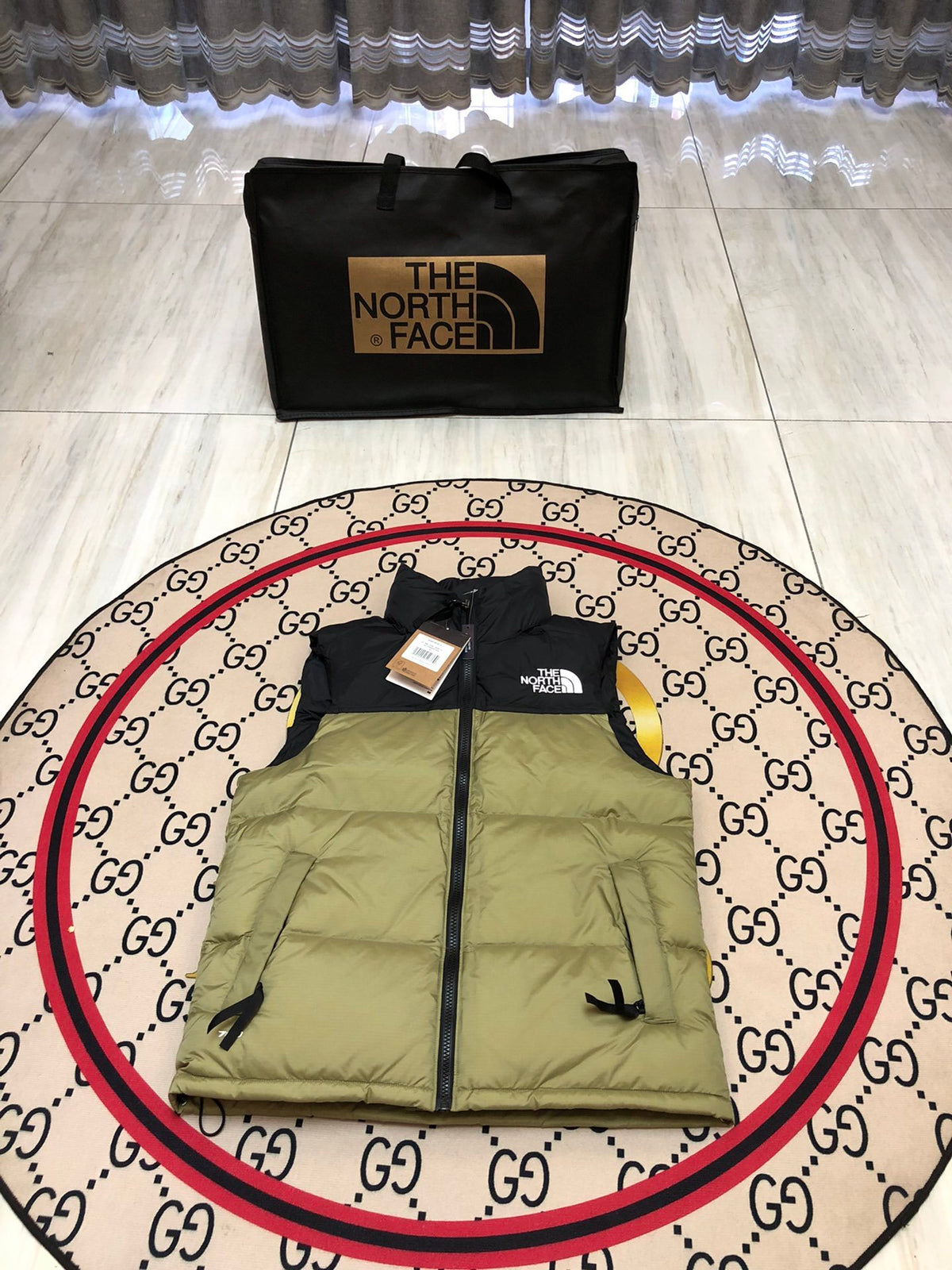 The North Face White and Black Colorblock Puffer Vest（副本）