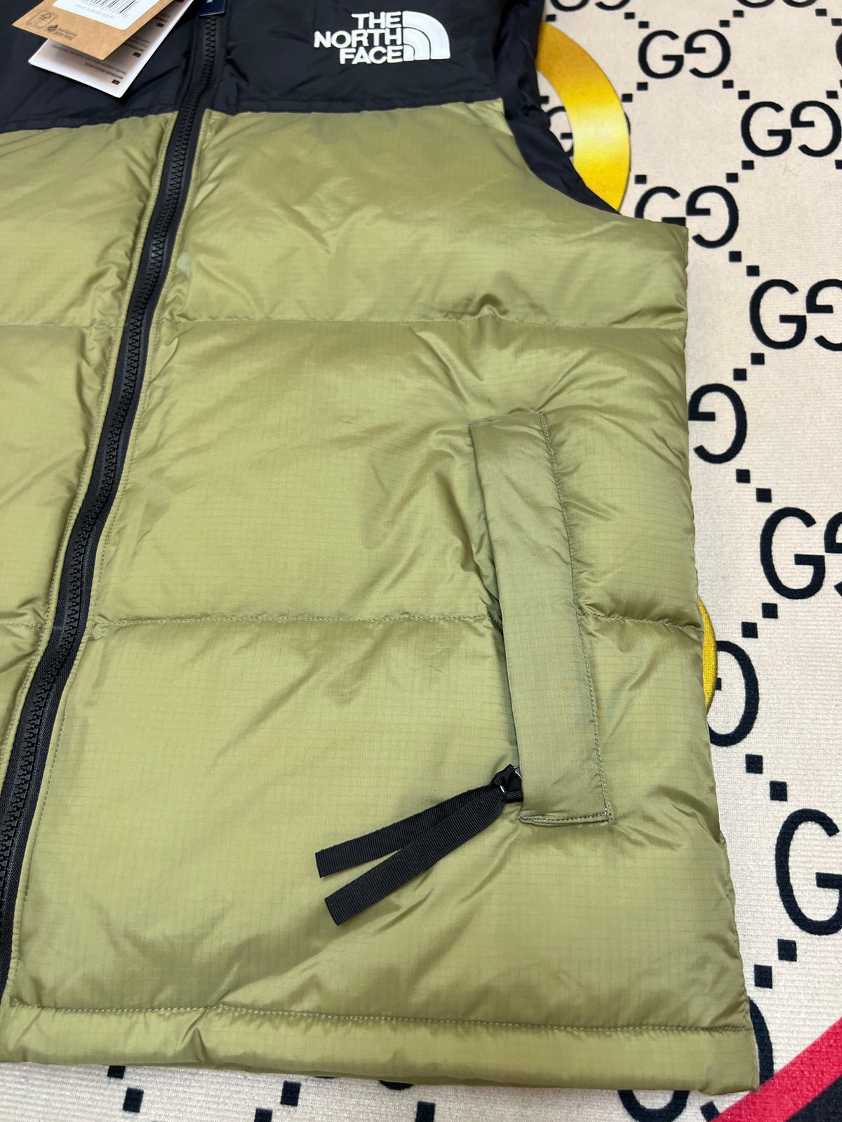 The North Face White and Black Colorblock Puffer Vest（副本）