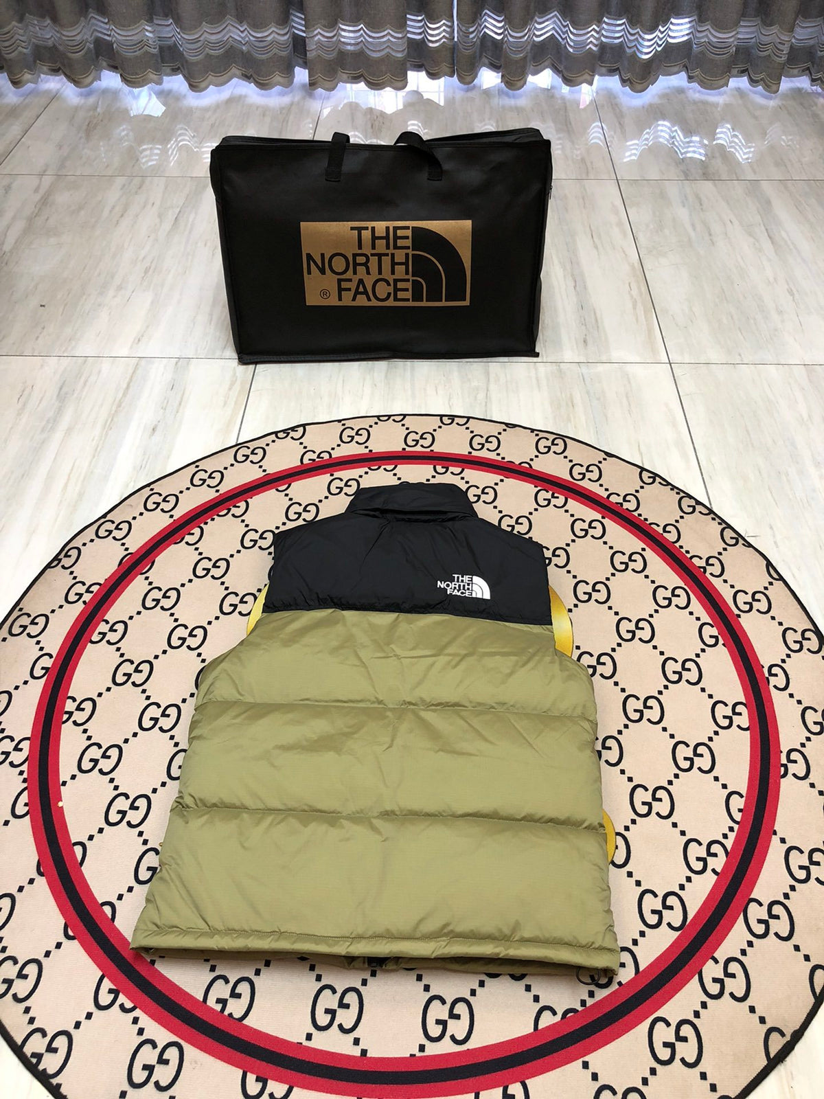 The North Face White and Black Colorblock Puffer Vest（副本）